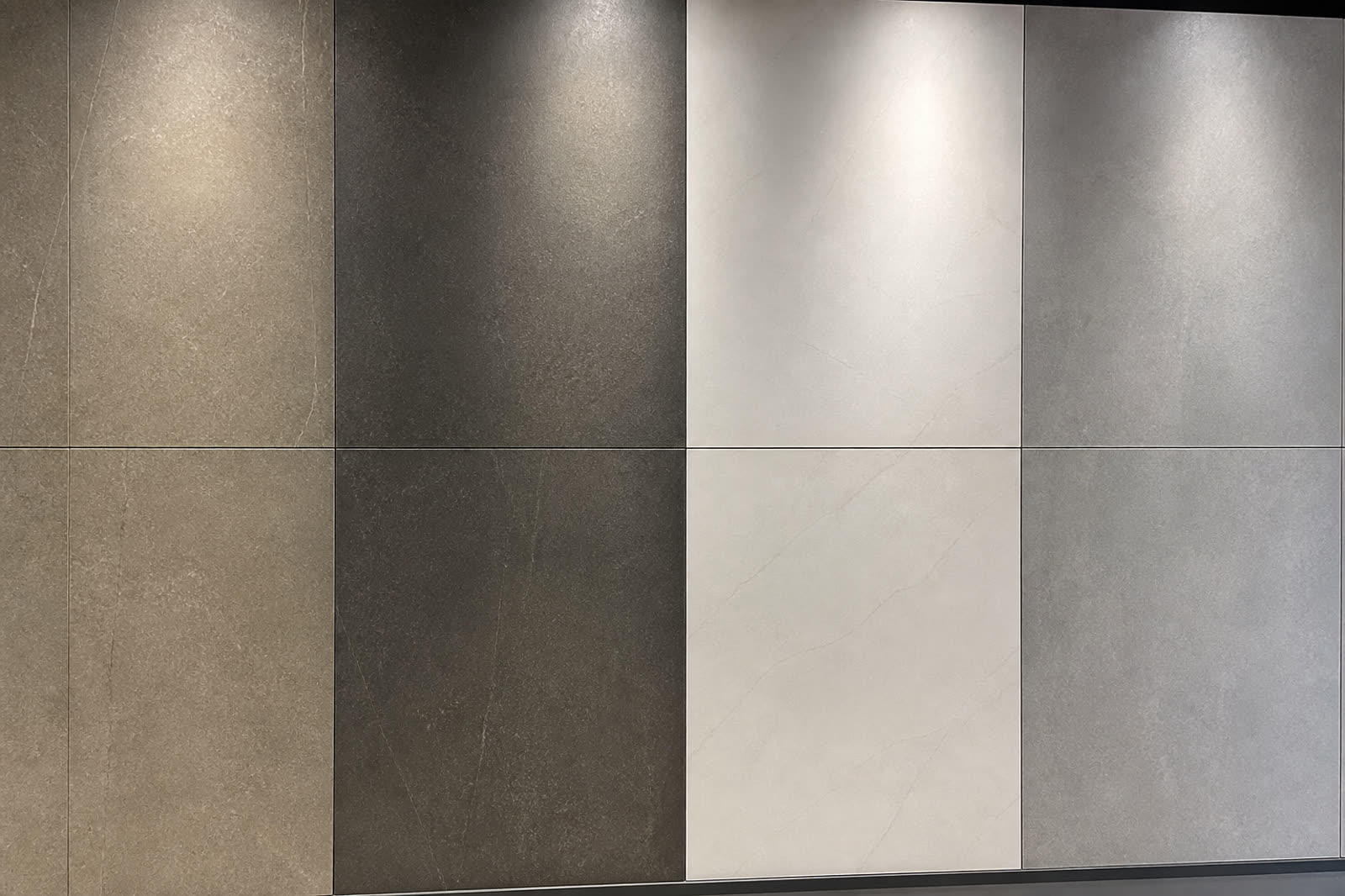 Amostras de cerâmicos de grande formato em taupe, carvão, porcelana e cinza